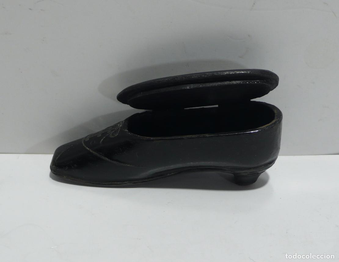 Vintage: PEQUE&Ntilde;O ZAPATITO DE MADERA - Foto 2
