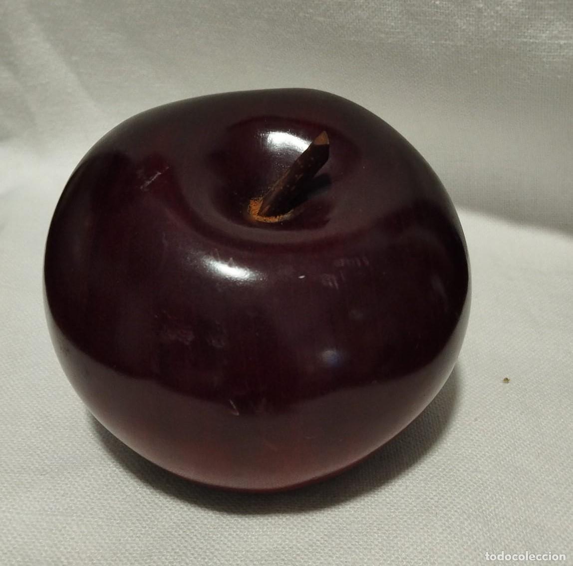 Vintage: Manzana de madera . Di&aacute;metro: 12 cm.