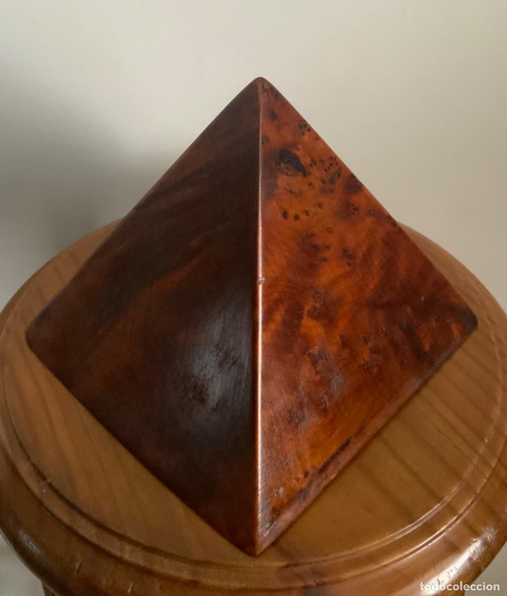 Vintage: PIR&Aacute;MIDE MADERA RAIZ DE TUYA