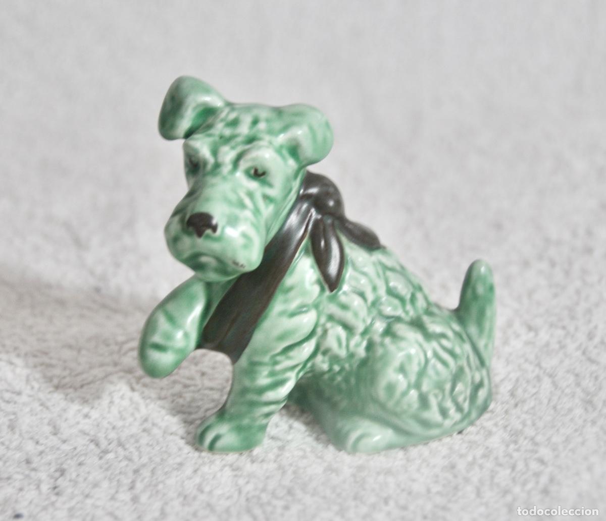 Vintage: Perro pata herida en verde de la marca Sylvac - Foto 1