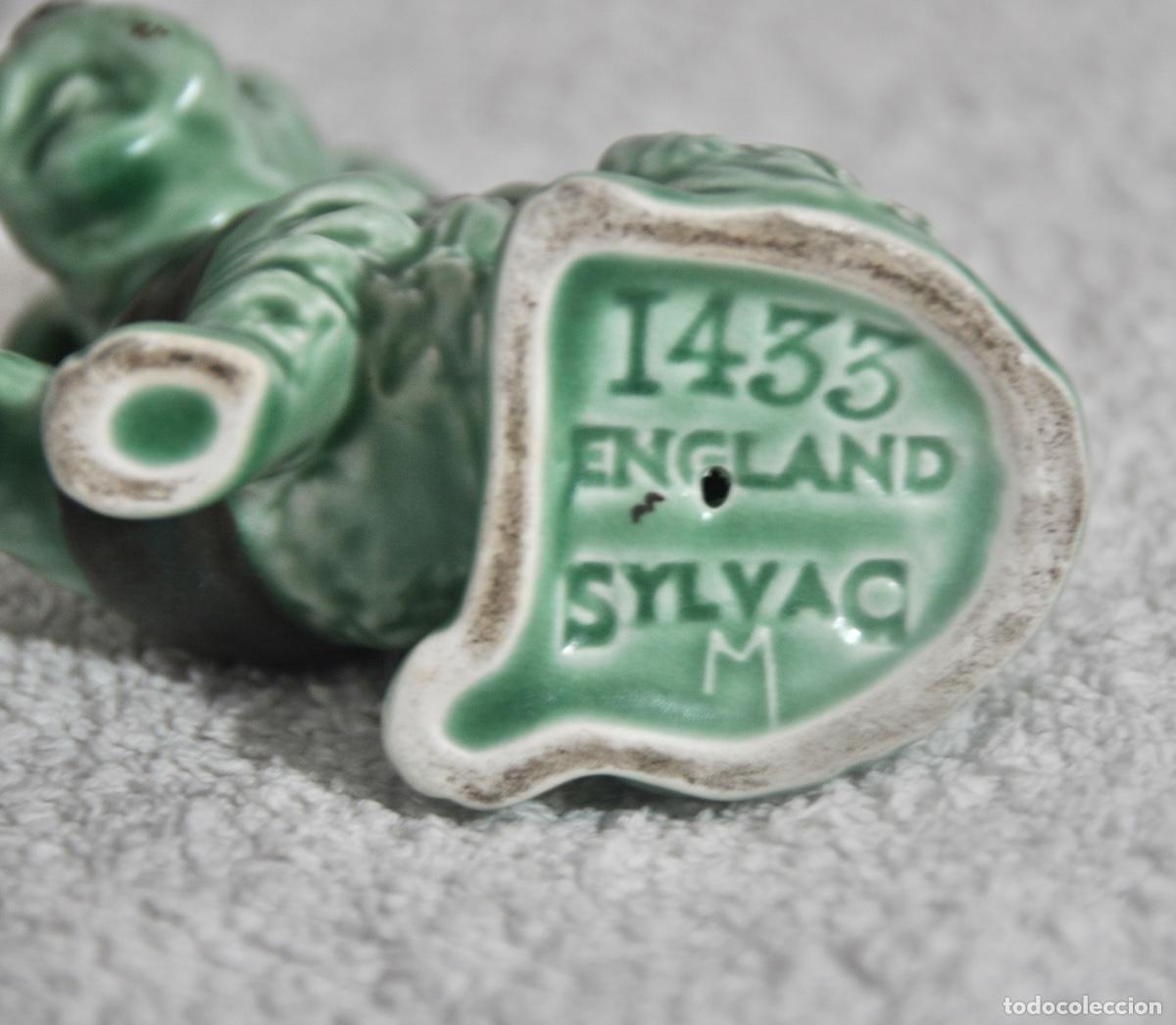 Vintage: Perro pata herida en verde de la marca Sylvac - Foto 3