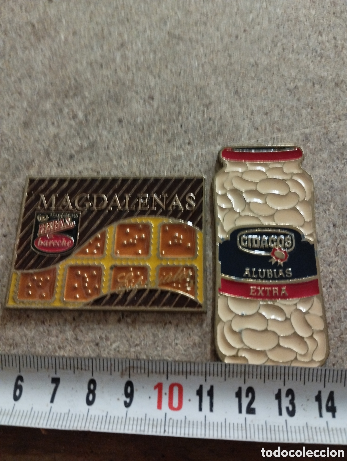 Vintage: Pareja de etiquetas met&aacute;licas de Magdalenas y Alubias muy bien conservadas