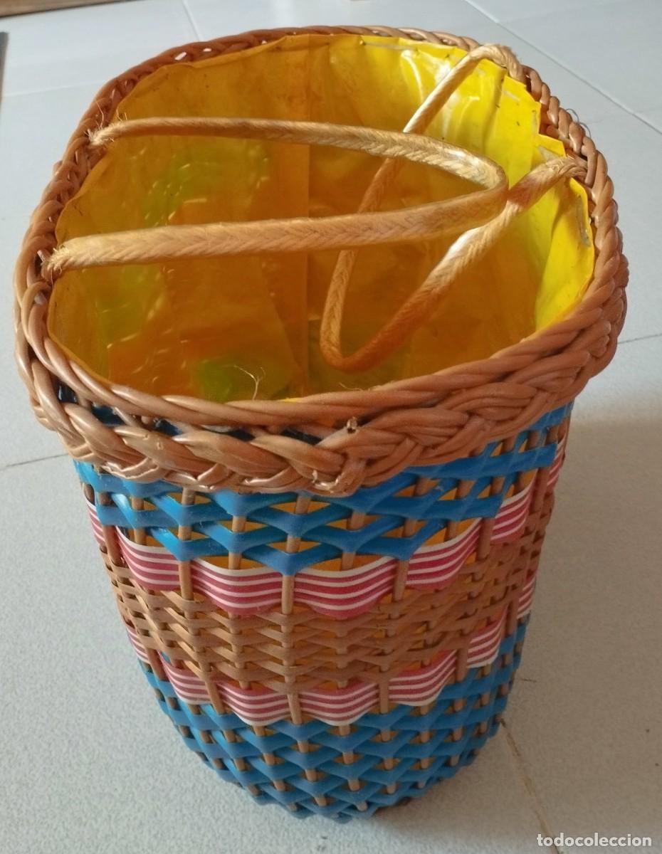 Vintage: Cesta para la compra de los a&ntilde;os 60 de pl&aacute;stico y mimbre - Foto 2