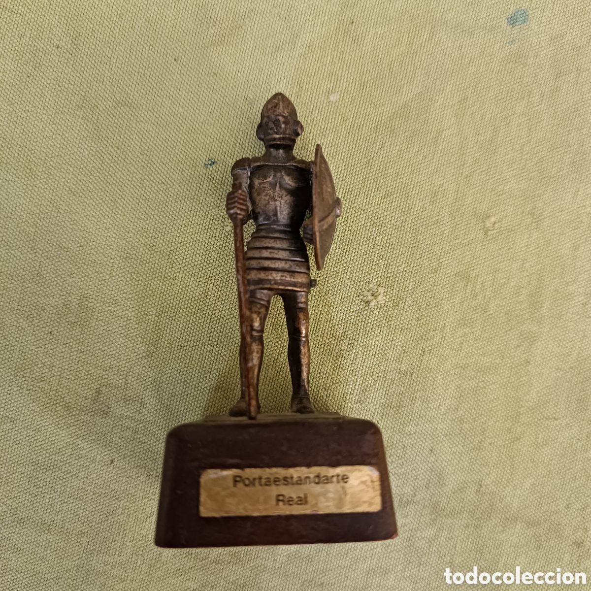 Vintage: SACAPUNTAS PORTAESTANDARTE REAL, DE METAL
