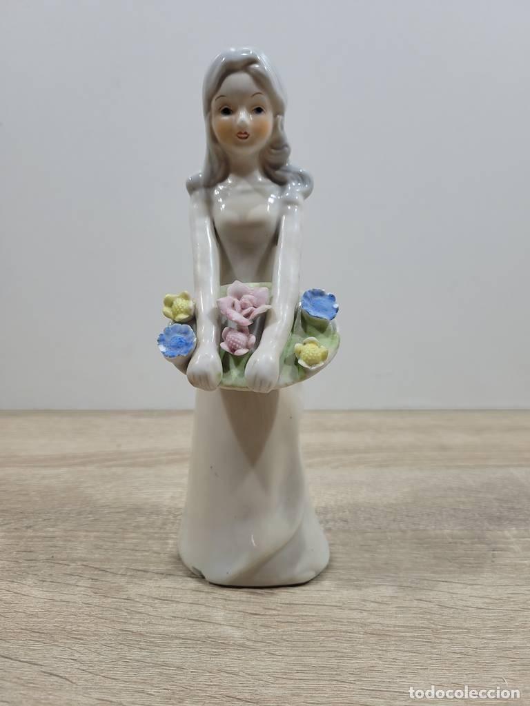 Vintage: FIGURA DE NI&Ntilde;A CON FLORES