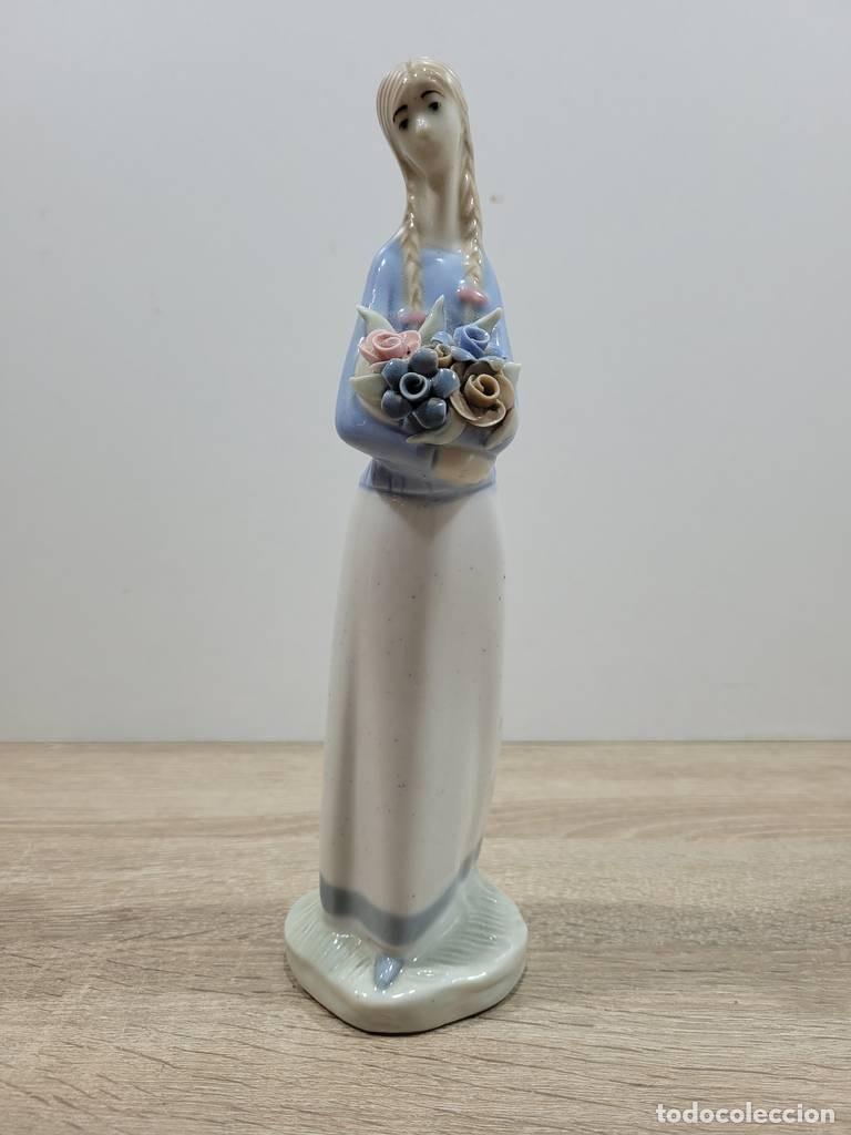 Vintage: FIGURA DE CHICA CON FLORES - Foto 1