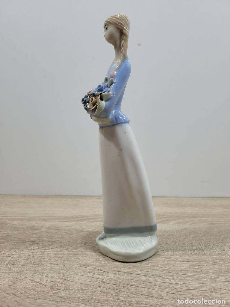 Vintage: FIGURA DE CHICA CON FLORES - Foto 2