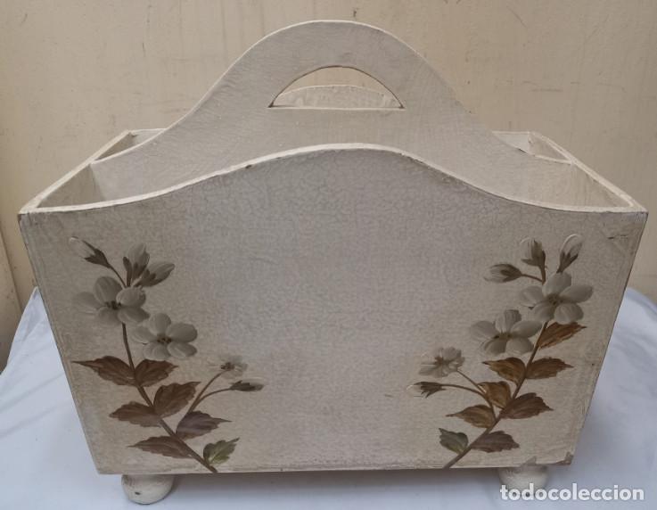 Vintage: REVISTERO DE MADERA PINTADO CON FLORES