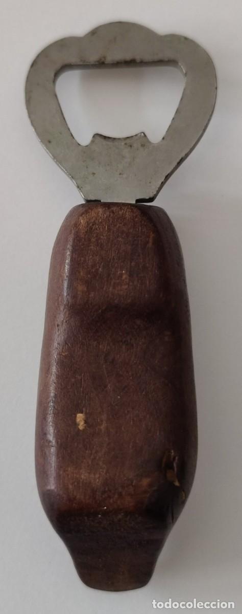 Vintage: Abridor de botellas. Zueco de madera. Montserrat. - Foto 2