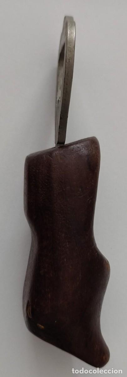 Vintage: Abridor de botellas. Zueco de madera. Montserrat. - Foto 3