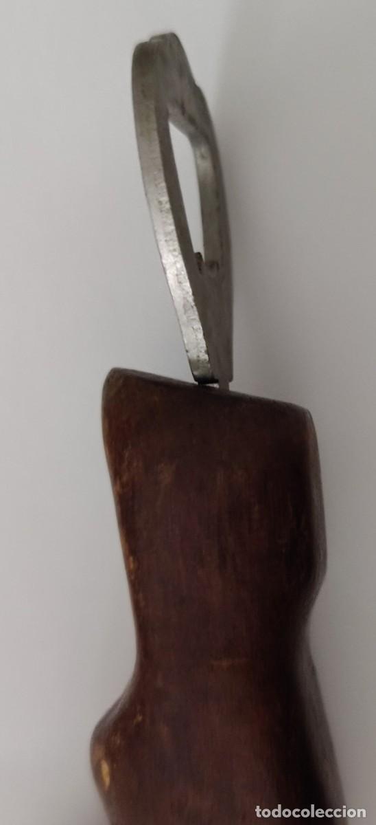 Vintage: Abridor de botellas. Zueco de madera. Montserrat. - Foto 4