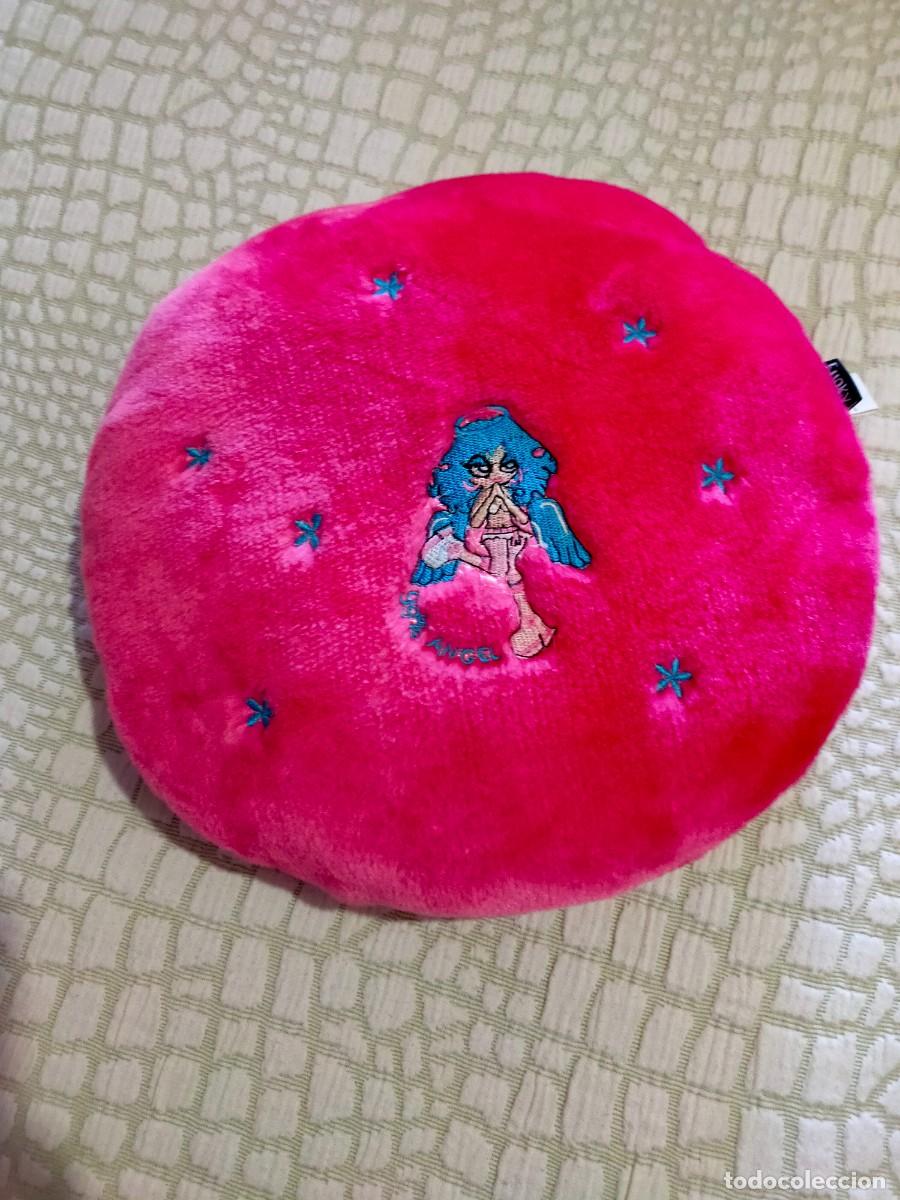 Vintage: Coj&iacute;n redondo con &aacute;ngel moderno bordado, lindo y encantador, con estrellas azules bordadas