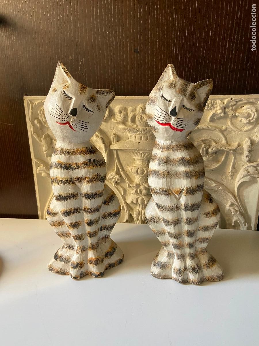 Vintage: 233.- Pareja de gatos de madera pesada tallada y pintada a mano. 30 cm. 90&acute;s