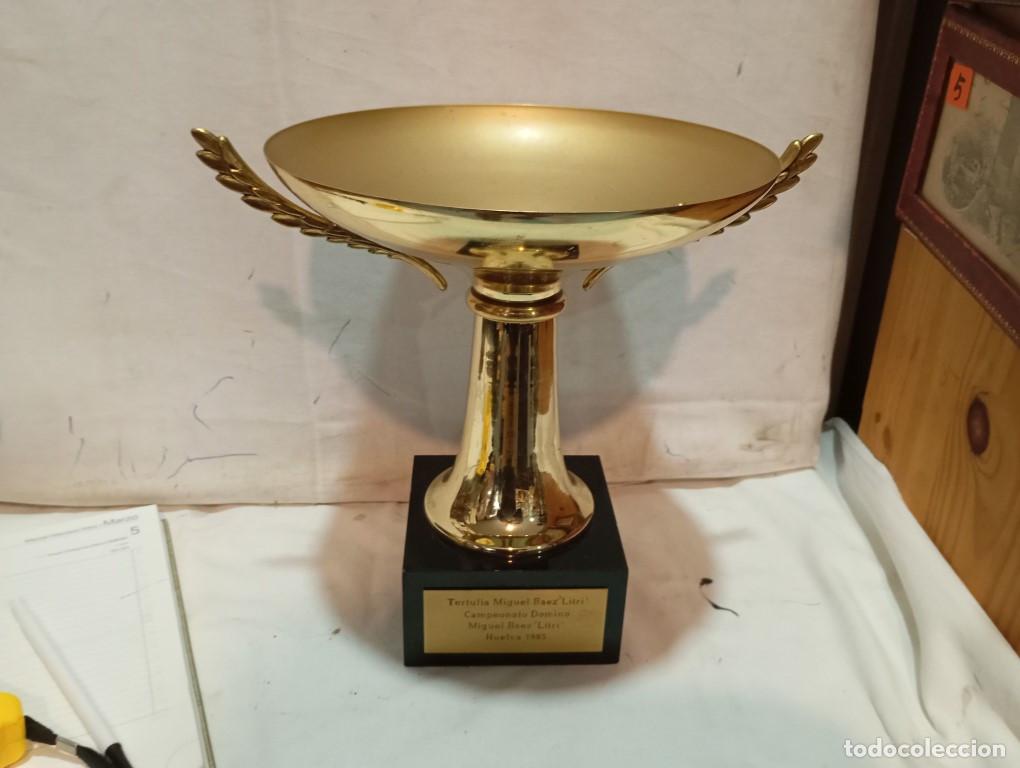 Vintage: trofeo en metal y base de madera - Foto 1
