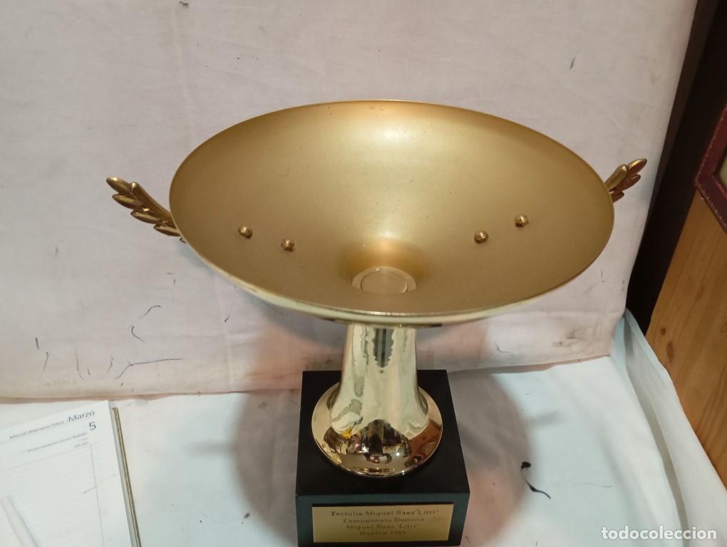 Vintage: trofeo en metal y base de madera - Foto 2