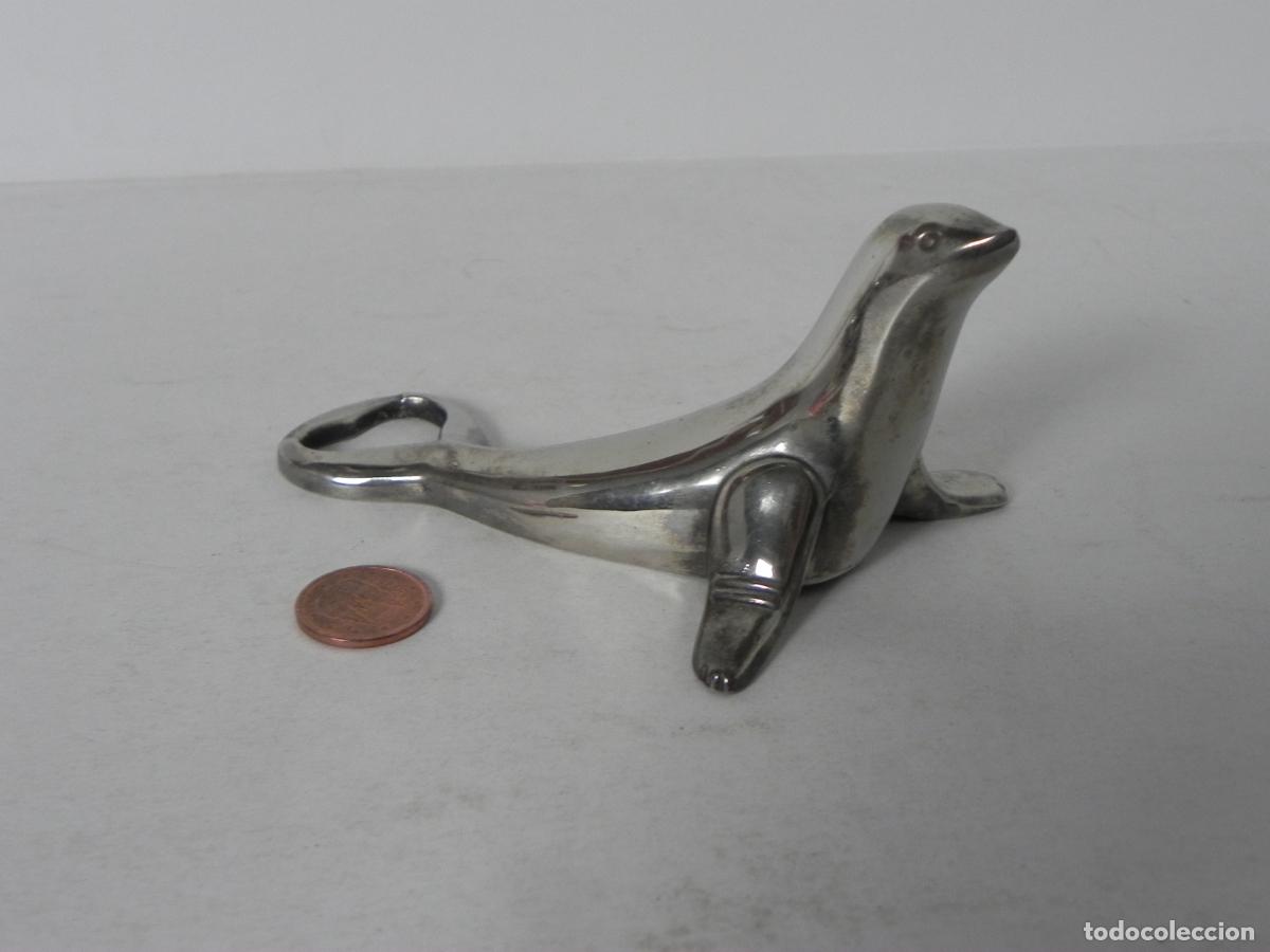 Vintage: ABRIDOR DE BOTELLAS EN FORMA DE FOCA DE METAL PLATEADO O CROMADO