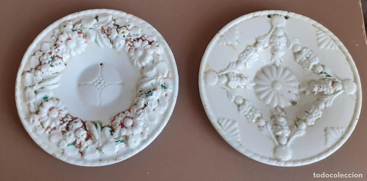 Vintage: 2 platos esmaltado - Alto relieve - Agujeros para colgar 19,5 cm. di&aacute;metro