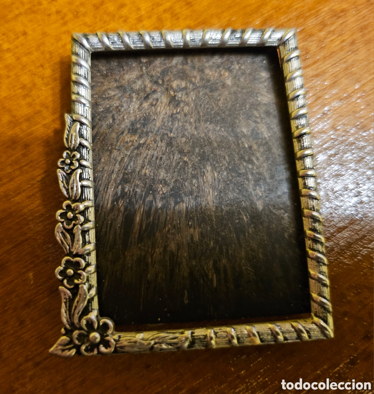 Vintage: Peque&ntilde;o porta retrato, para foto tama&ntilde;o carnet, met&aacute;lico