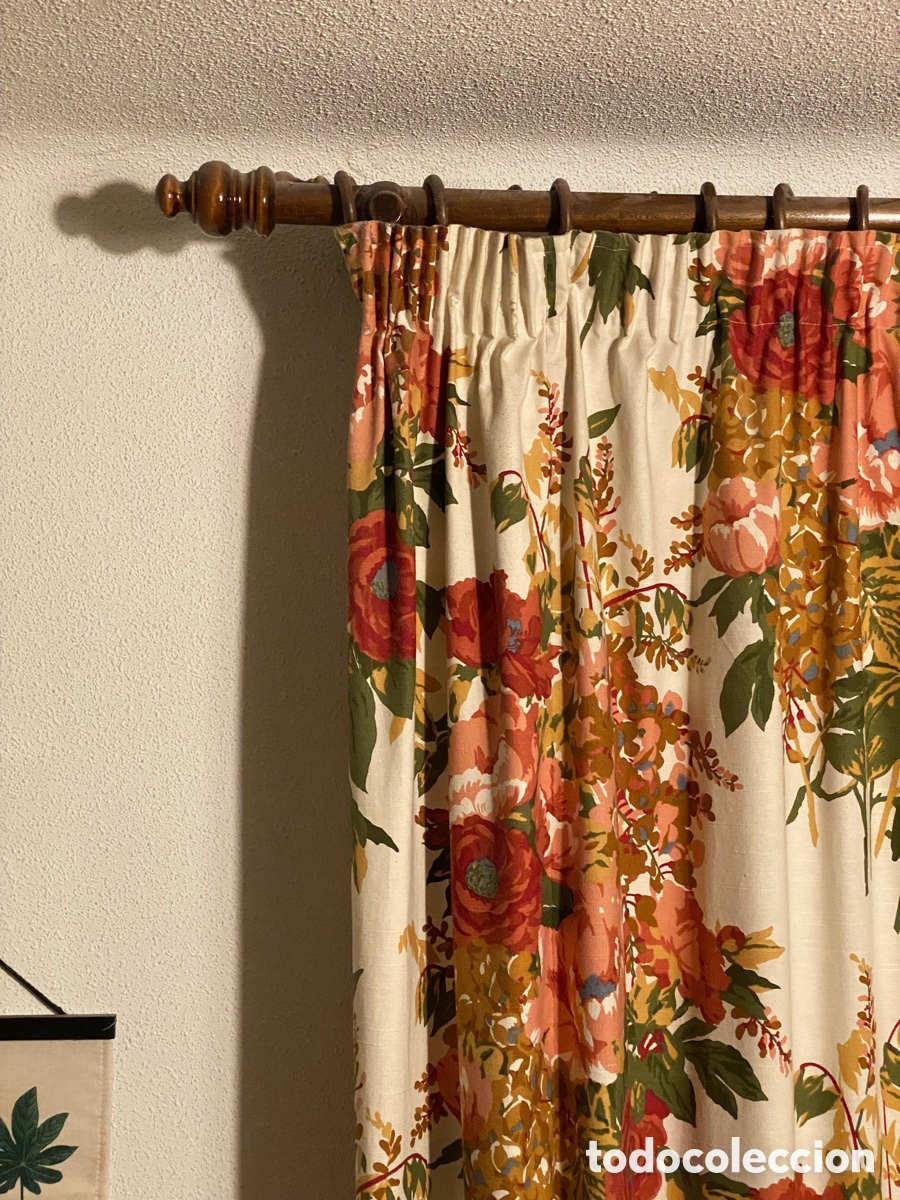 Vintage: Pareja de cortinas &ldquo;KA Internacional&rdquo; de cretona floral de algod&oacute;n r&uacute;stico, segunda mitad s.XX.