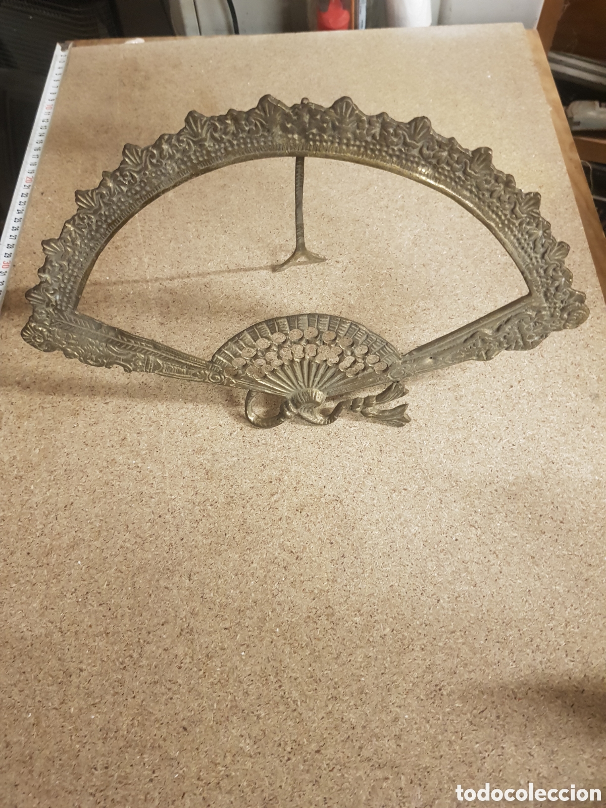 Vintage: Antiguo porta retratos de metal completo tal y como se ve en las fotograf&iacute;as buen estado 37 X 23 cm.