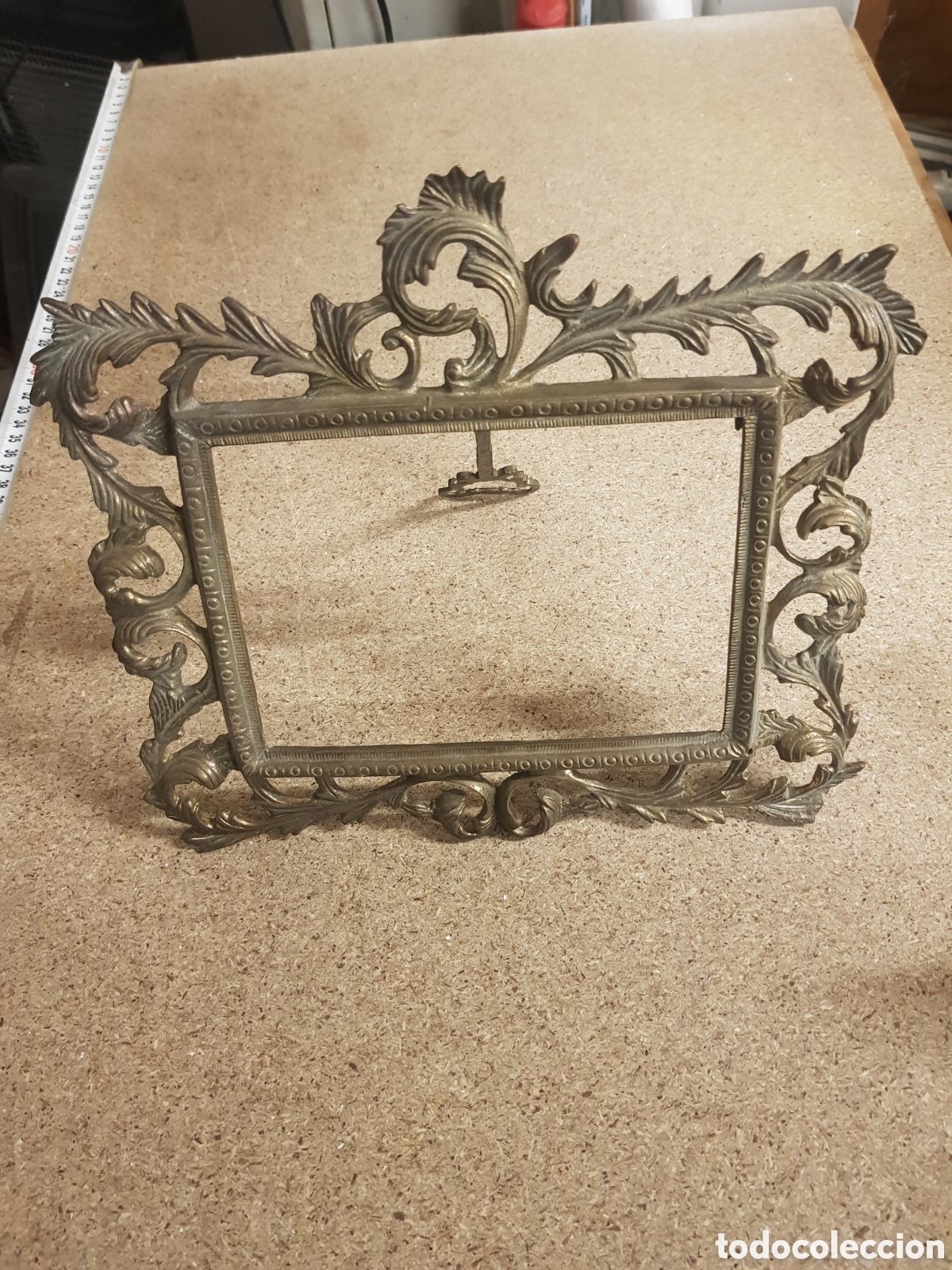 Vintage: Antiguo porta retratos de metal completo tal y como se ve en las fotograf&iacute;as buen estado 23 X 26 cm.