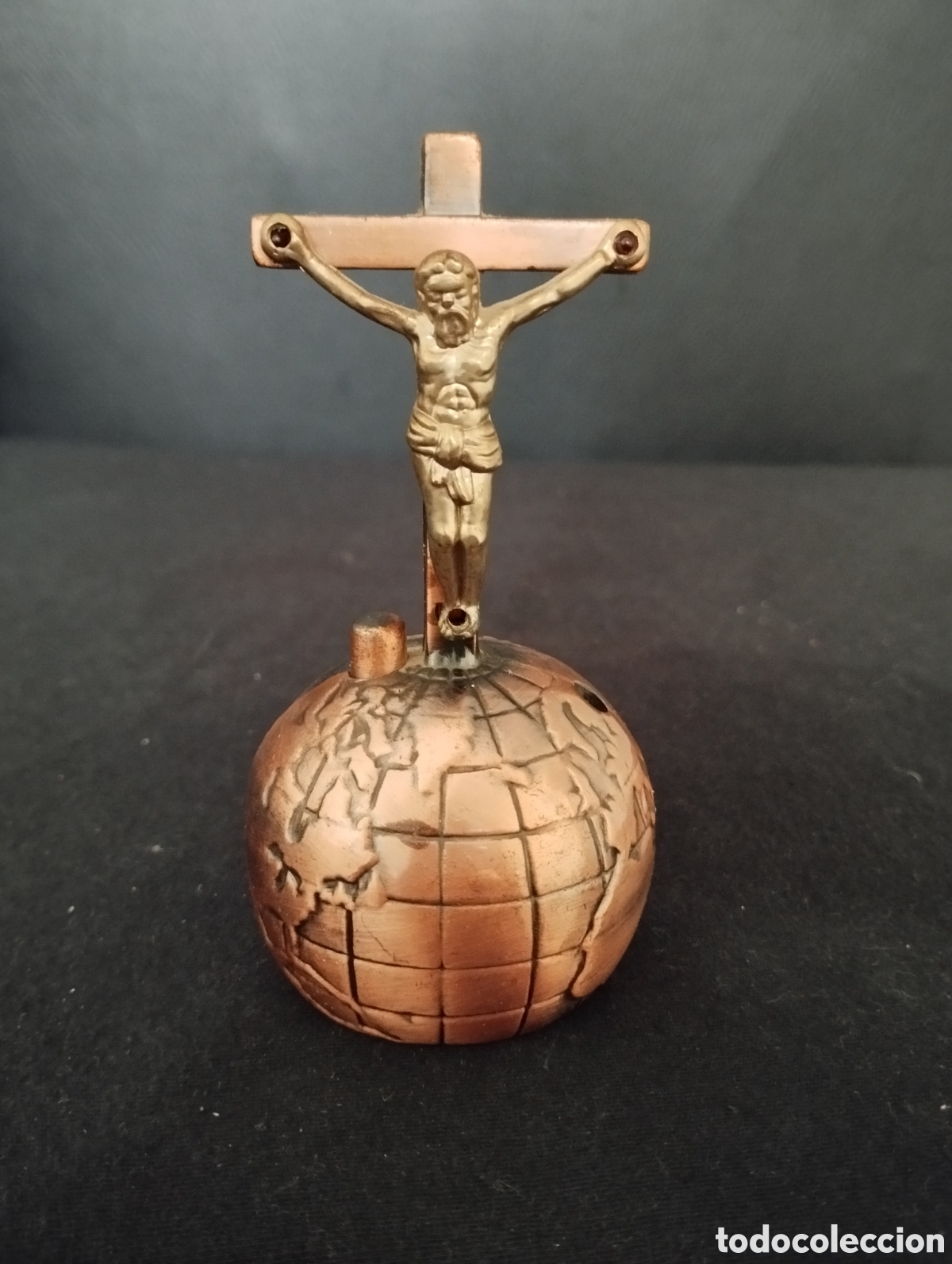 Vintage: ANTIGUO MECHERO, ENCENDEDOR METAL .JESUCRISTO CRUCIFICADO . CRUZ SOBRE BOLA DEL MUNDO
