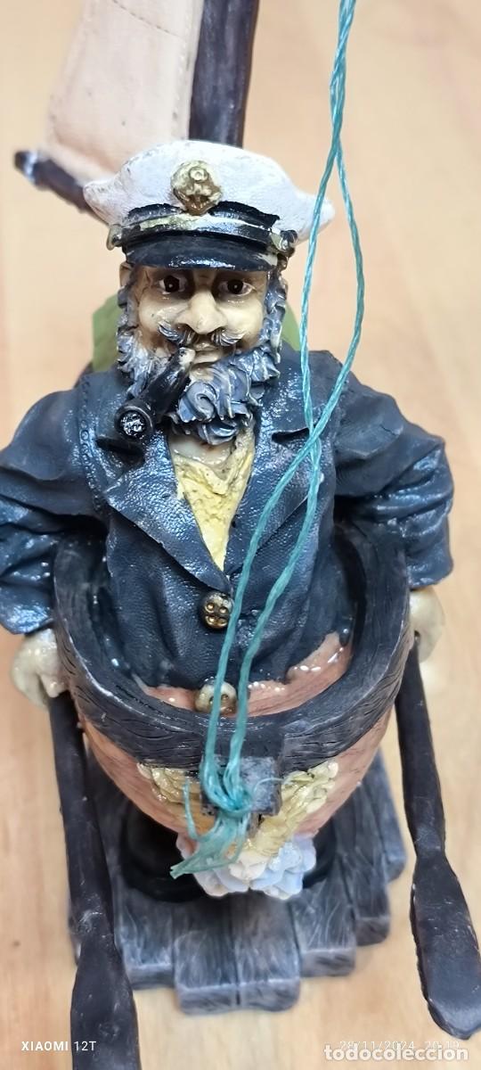 Vintage: MARINERO SOBRE BARCO CON REMOS Y VELA DESMONTABLE EN RESINA aprox 20 x 20 cm