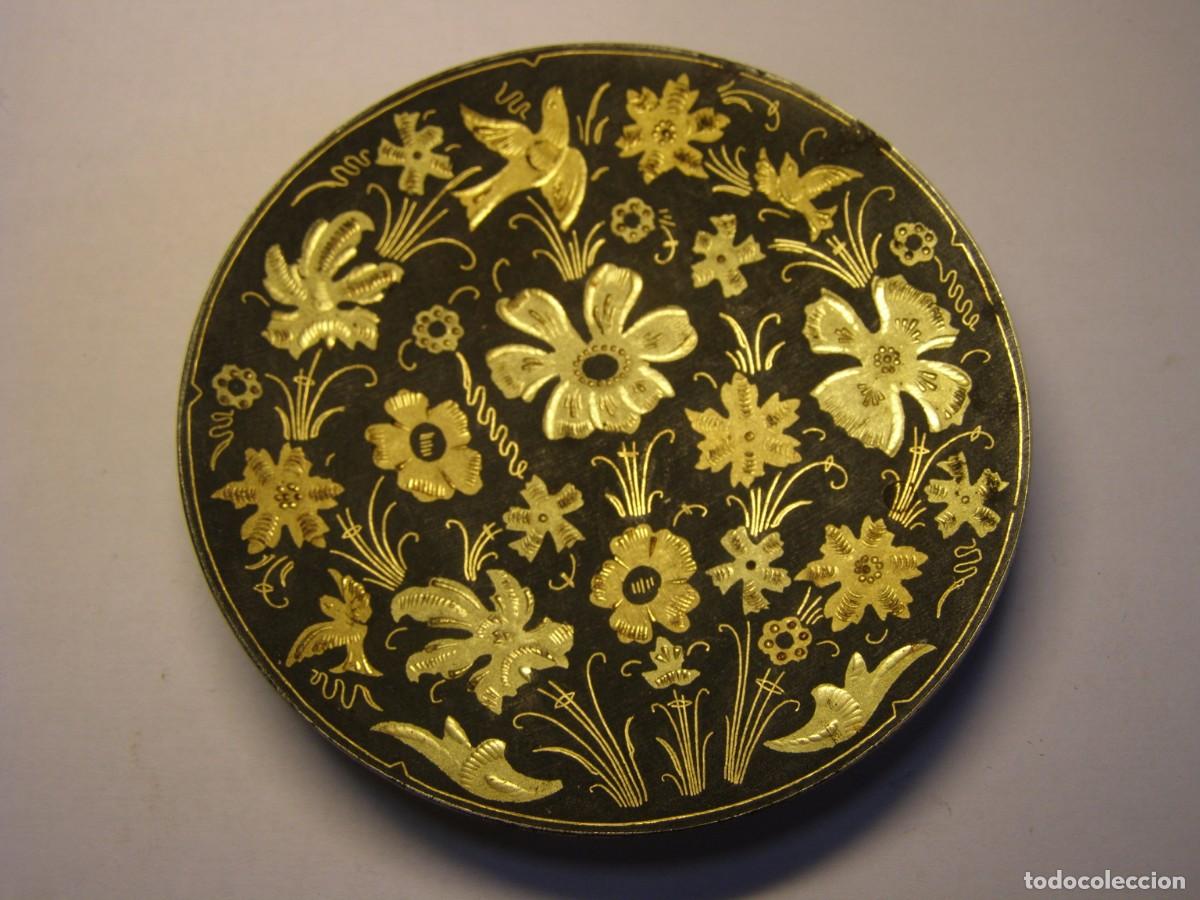 Vintage: Plato de damasquinado toledano en acero y oro. Toledo.