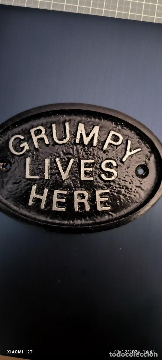 Vintage: PLACA &rdquo;AQUI VIVE UN GRU&Ntilde;ON&rdquo; &rdquo; GRUMPY LIVES HERE &rdquo; - Foto 1