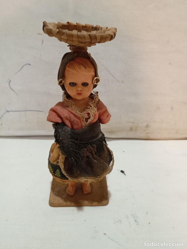 Vintage: peque&ntilde;a mu&ntilde;eca con traje tipico del pais - Foto 1