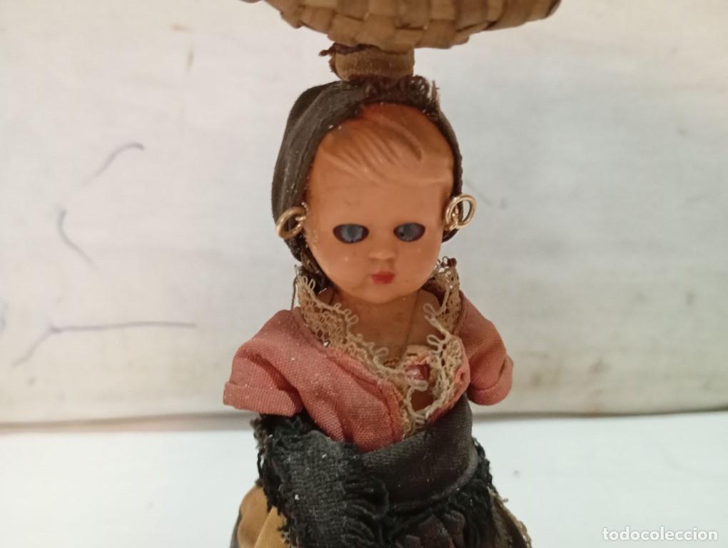 Vintage: peque&ntilde;a mu&ntilde;eca con traje tipico del pais - Foto 2