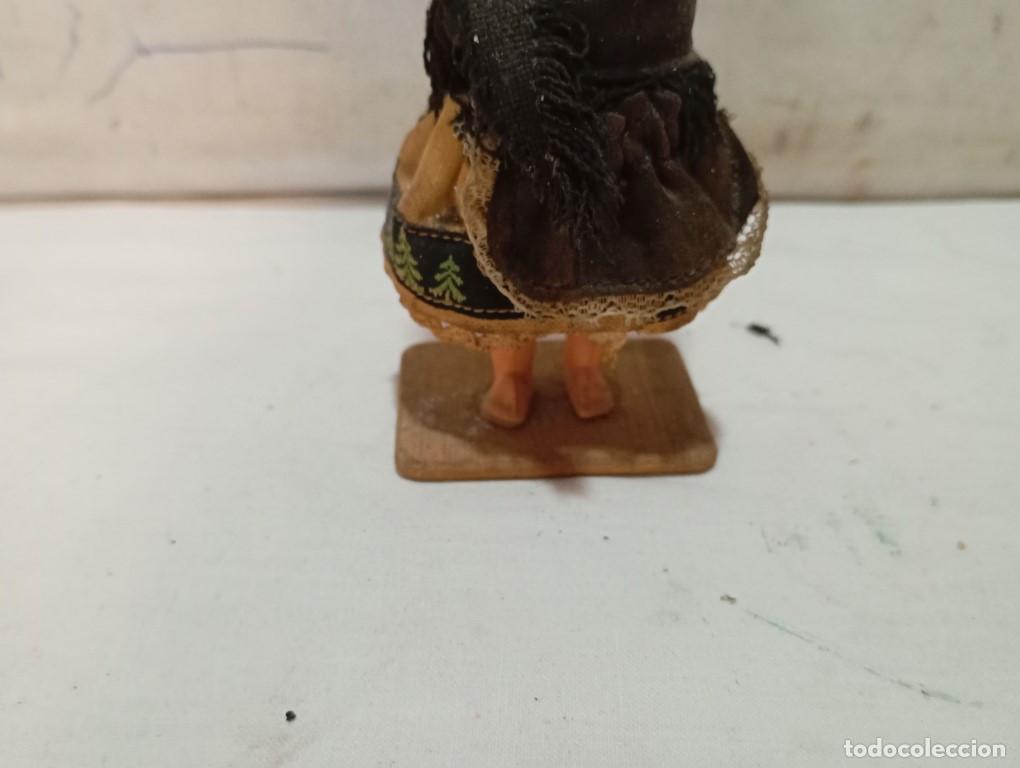 Vintage: peque&ntilde;a mu&ntilde;eca con traje tipico del pais - Foto 3