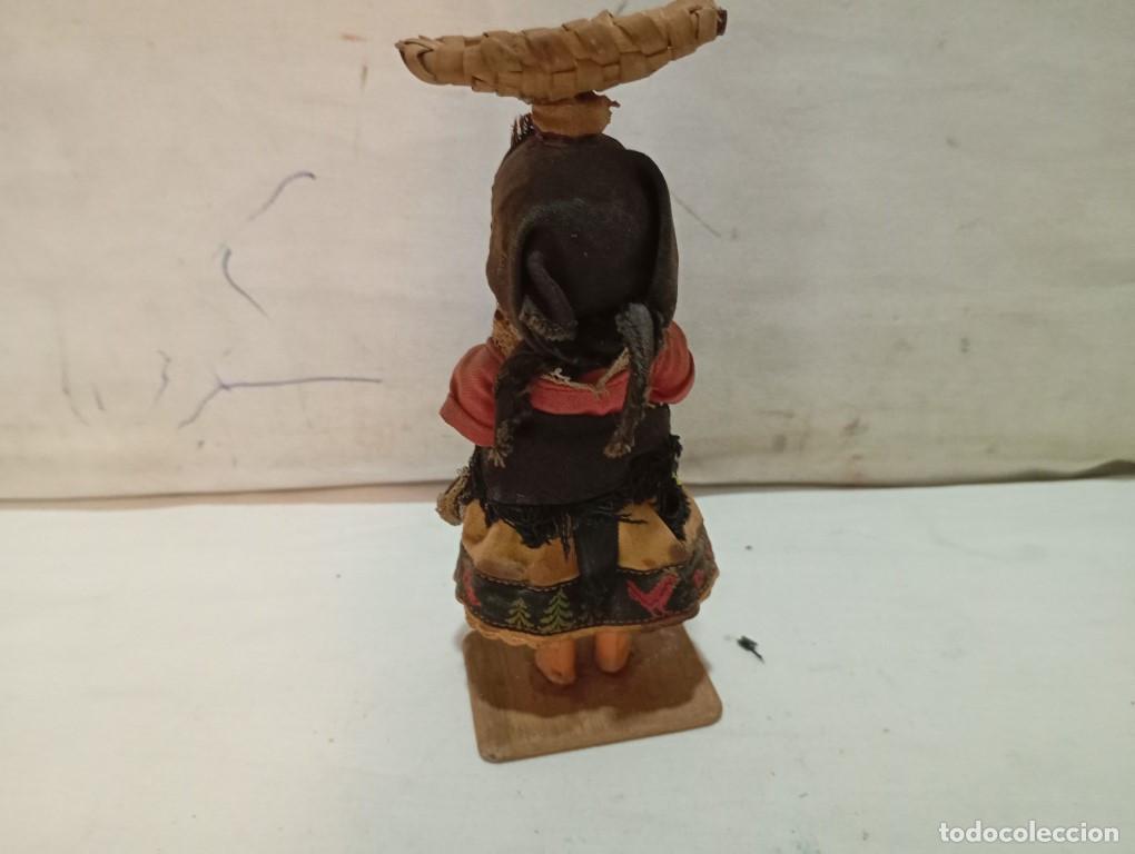 Vintage: peque&ntilde;a mu&ntilde;eca con traje tipico del pais - Foto 5