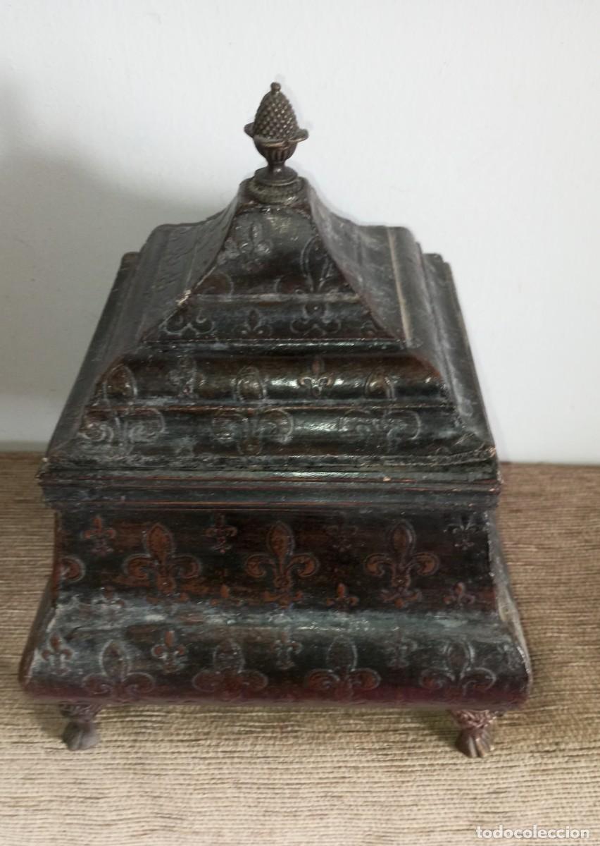 Vintage: Arqueta En madera con decoraci&oacute;n de flor de lis.Remaye y patas de metal.Desconozco su data