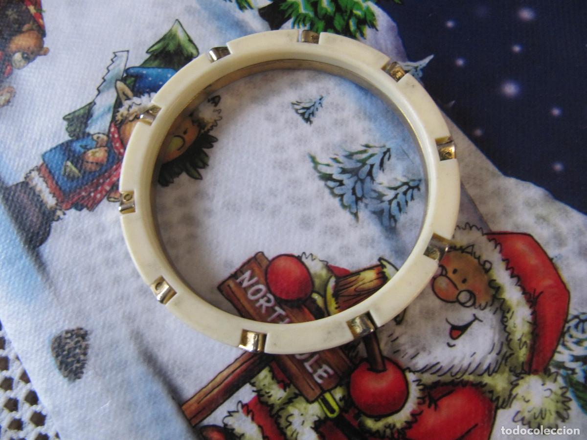 Vintage: PULSERA VINTAGE DE PLASTICO DURO DORADO - Foto 1