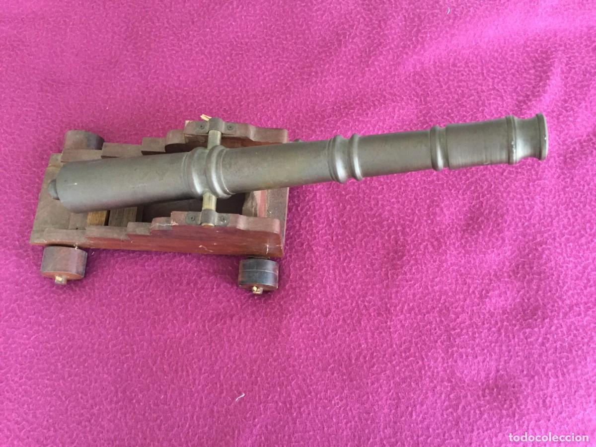 Vintage: Antiguo ca&ntilde;on decorativo en bronce y sujecci&oacute;n en madera de 30 CM