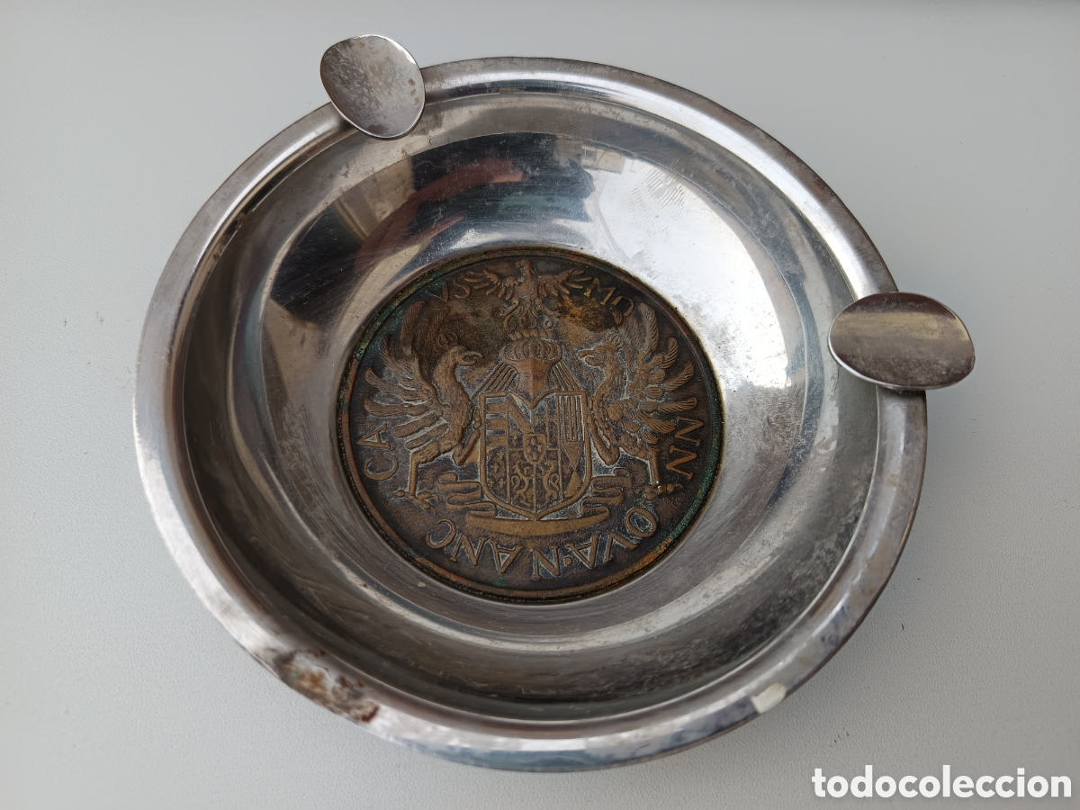 Vintage: Cenicero con medallon escudo de metal