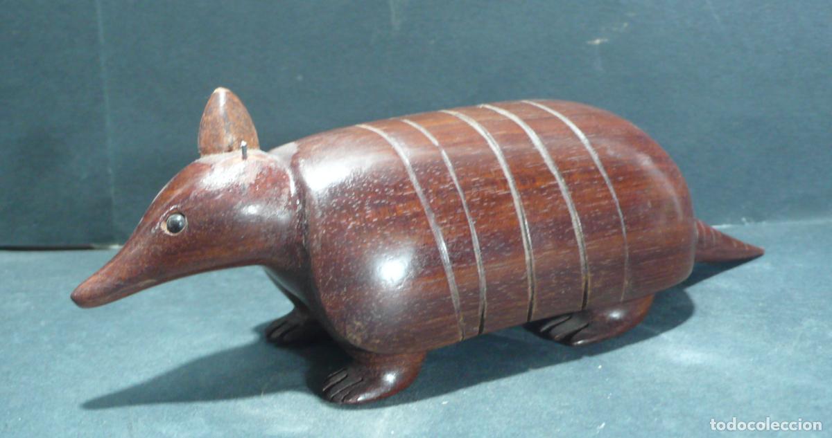 Vintage: ARMADILLO EN MADERA TALLADA - Foto 2
