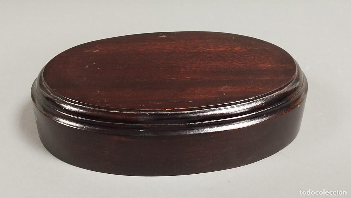 Vintage: BASE DE MADERA BARNIZADA CON FORMA EL&Iacute;PTICA - Foto 1