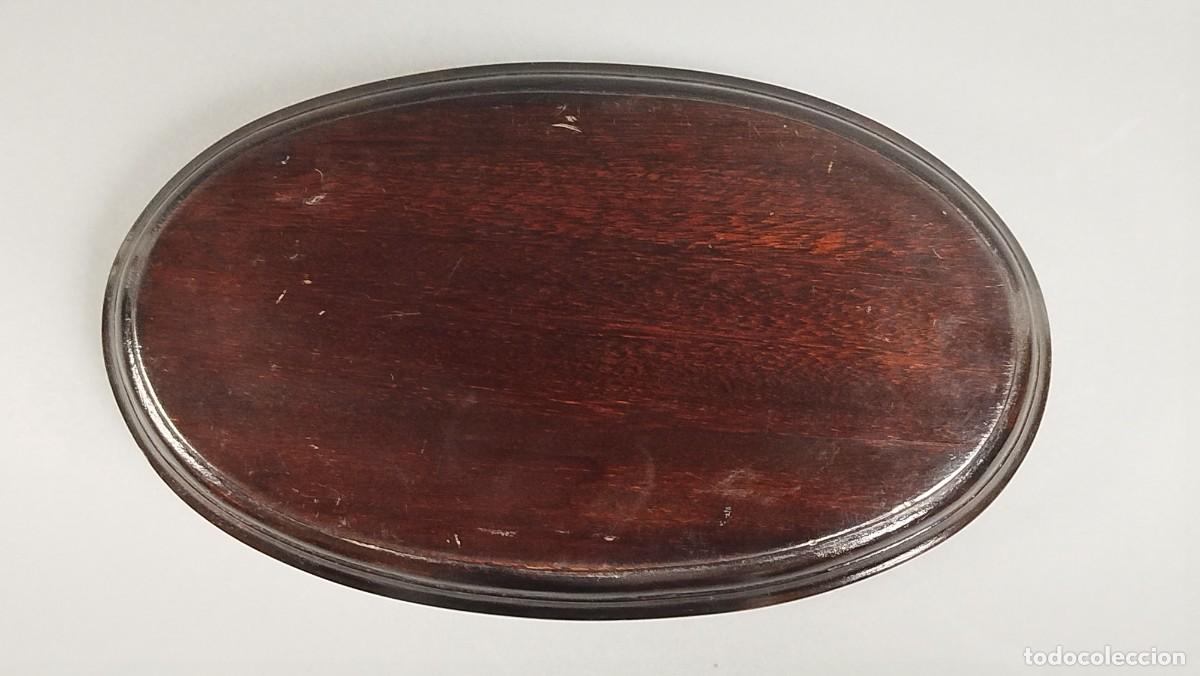 Vintage: BASE DE MADERA BARNIZADA CON FORMA EL&Iacute;PTICA - Foto 2