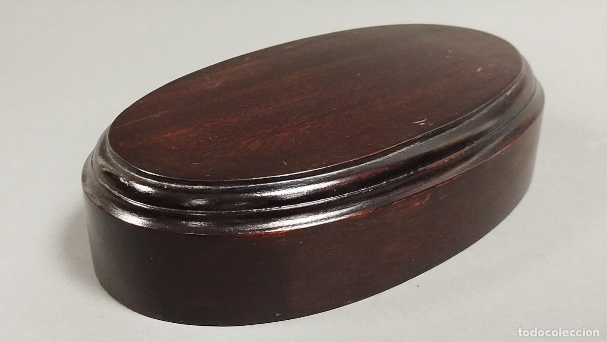 Vintage: BASE DE MADERA BARNIZADA CON FORMA EL&Iacute;PTICA - Foto 3