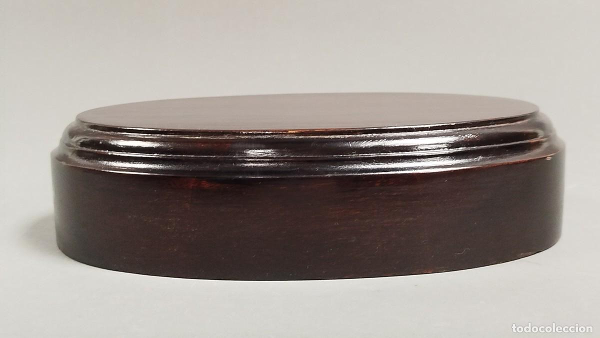 Vintage: BASE DE MADERA BARNIZADA CON FORMA EL&Iacute;PTICA - Foto 4