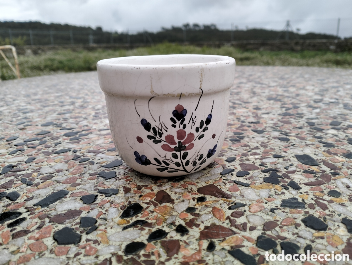 Vintage: Antigua peque&ntilde;a maceta de ceramica blanca de Manises, con bonita flor pintada de los a&ntilde;os 70