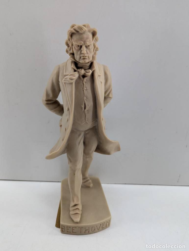 Vintage: ESTATUA FABRICADA EN RESINA - Foto 1