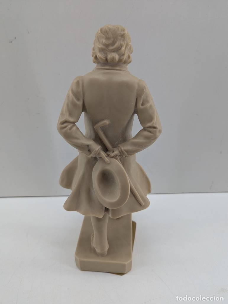 Vintage: ESTATUA FABRICADA EN RESINA - Foto 2
