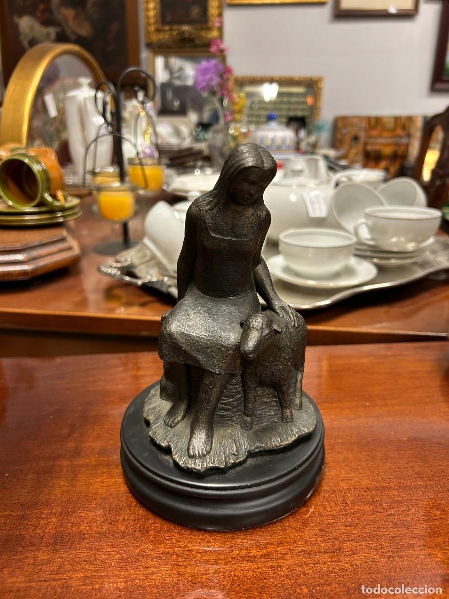 Vintage: Escultura Mujer de calamina - Foto 1