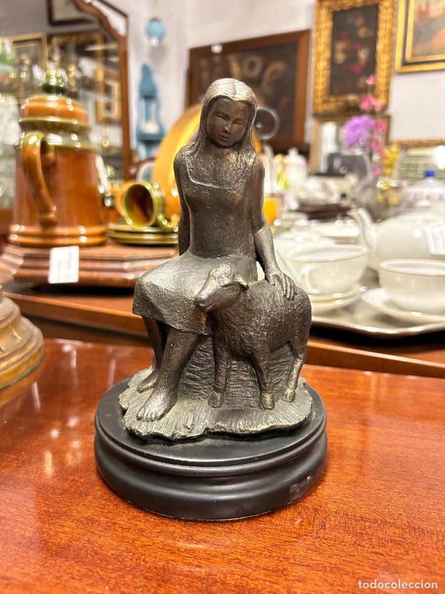 Vintage: Escultura Mujer de calamina - Foto 2
