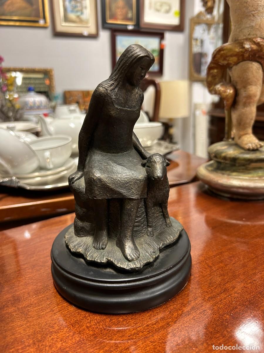 Vintage: Escultura Mujer de calamina - Foto 3