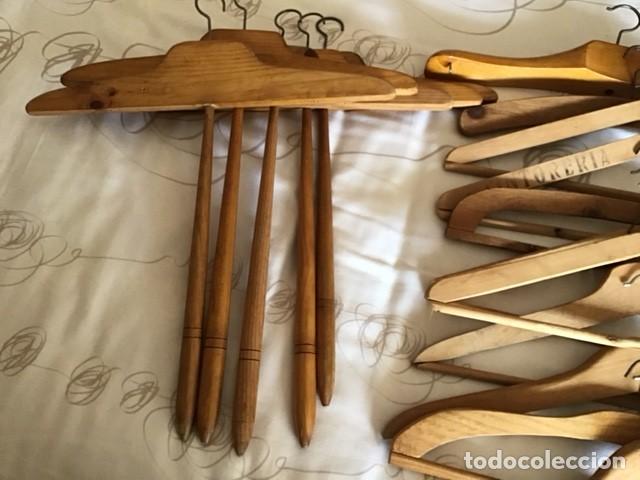 Vintage: LOTE DE PERCHAS DE MADERA VINTAGE - Foto 2