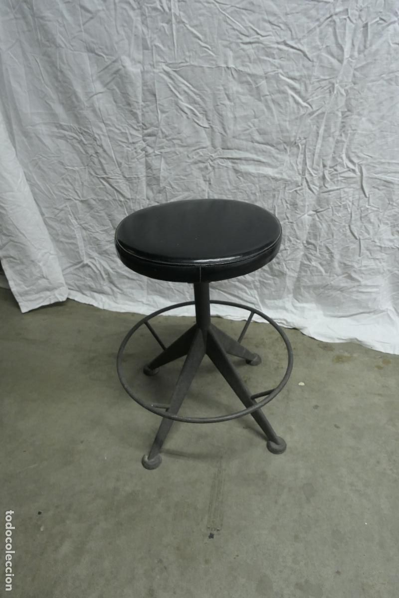 Vintage: Antiguo taburete industrial. Vintage. - Foto 2